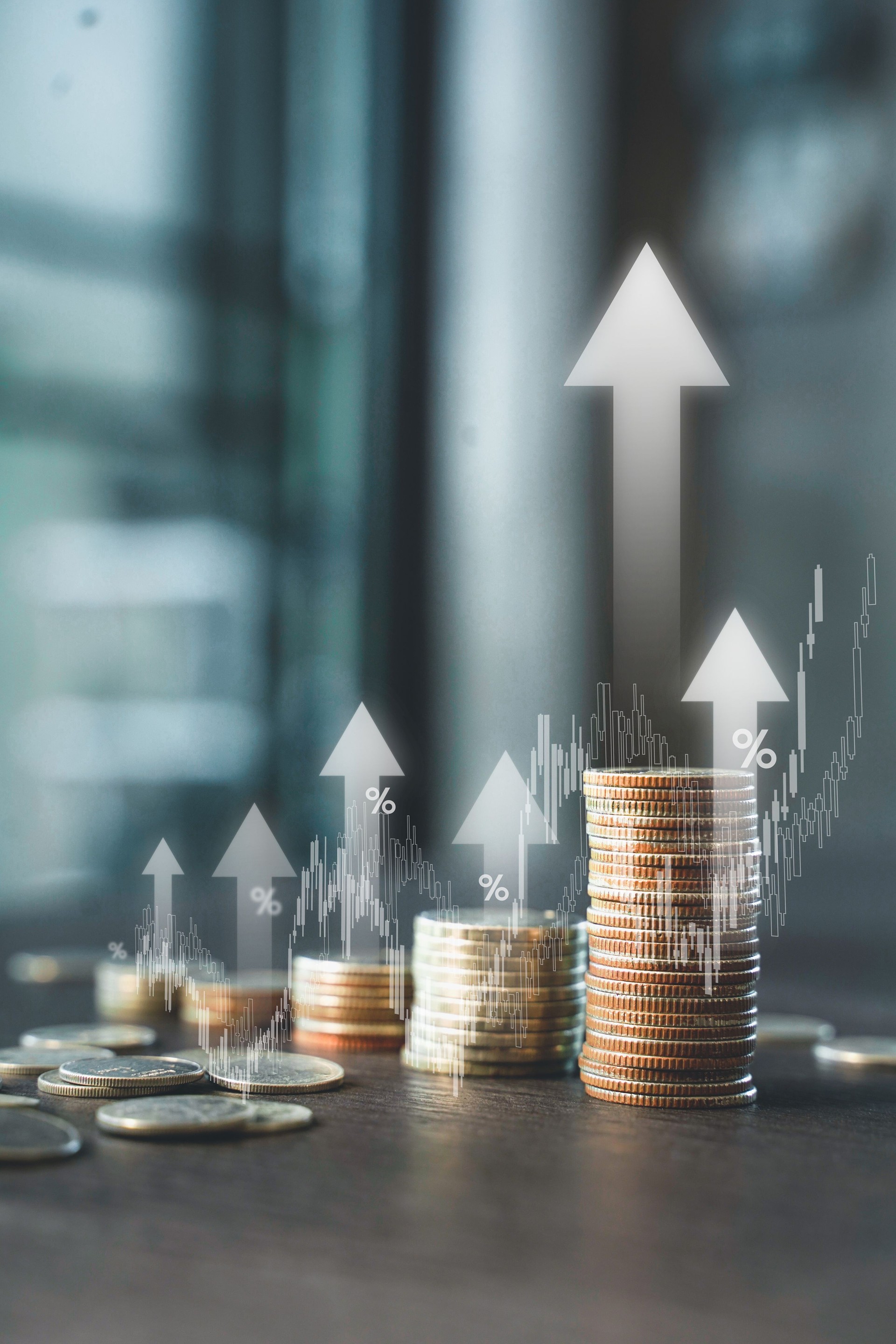 Pila de monedas con flecha hacia arriba y símbolo de porcentaje para el banco financiero que aumenta la tasa de interés